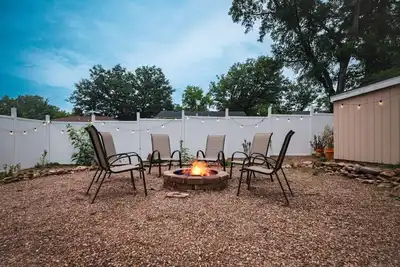 Image de 3 Br Urban Retreat: 5 beds -King, Queen, 2 Twins & sofa bed 3mi to Ku & Downtown