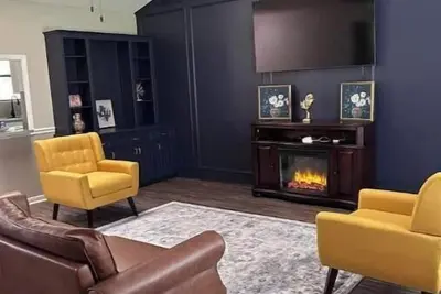 Image de 4-bedroom home with fitness equip. WiFi, pool table, fire pit, huge backyard