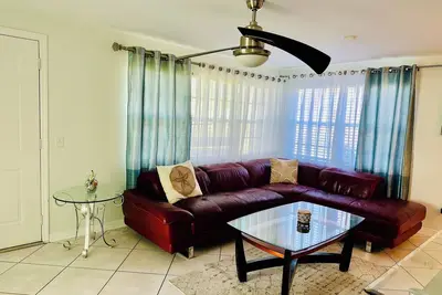 Image de Charming 2-bedroom Florida cottage home, walking distance to Barefoot beach.