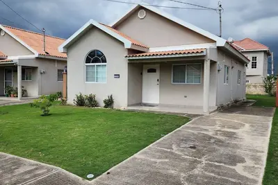 Image de Charming 2-bedroom house with Ac and WiFi in lovely St. Catherine Parish