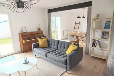 Image de Grande maison lumineuse au calme avec piano et jardin clos ensoleillé.