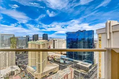 Image de Stunning 1br Strip VIews w Balcony 17701