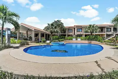 2-Bd Condo with Pool, Walk to Beach