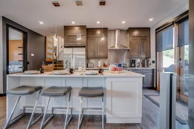 Image de Forest –  Bright & Stylish Home w/ King Bed + Ac