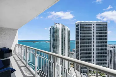 Image de Penthouse Getaway | Top Views & Pool Access