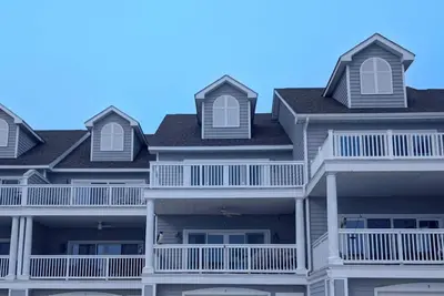 Image de Bayside Bliss. South Shore Marina w/views. 3br Th w/Decks, Pool & Prime Location