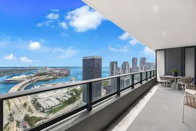Image de Luxury Condo Near Bayside