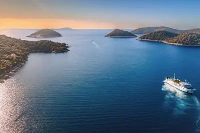 Image de Modern villa in a picturesque bay: quiet location, pool & natural intimacy