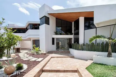 Image de Luxurious Villa: 8 Br, A\/C, Huge Garden &Wood Pool