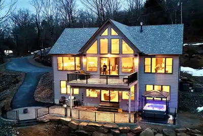 Image de Mountain Views, Hot Tub, Brand new, fitness room, Chef Kitchen, Soaking tub WiFi