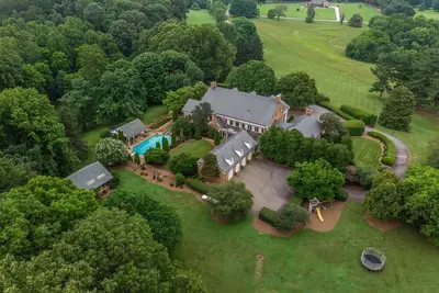 Image de Luxury Retreat with Pool & Hot Tubs – Perfect Getaway!