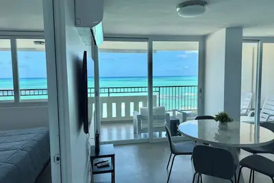 Image de 2 king beds en-suite bath big balcony beachfront