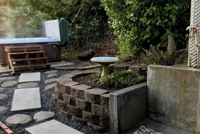 Nos Suenos farmhouse, Charming 2-bedroom with hottub, WiFi in marvelous Portland