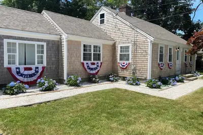 Image de Well Equipped, Charming 3-Bedroom Cape in Unbeatable Location