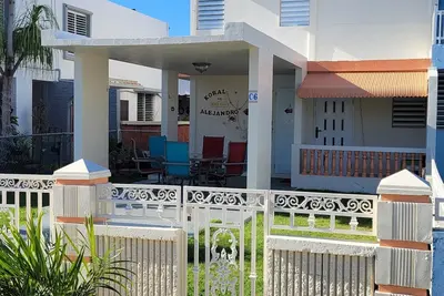 Koral de Alejandro Beach House-Walking distance to beach, town and Fun! Charming