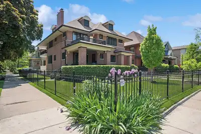 Image de Cozy 3br on Chicago's North Side & Free Parking On-premises!