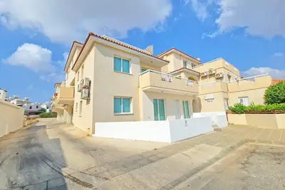 Aigli flat: A spacious, tranquil flat close to the beach, overlooking the pool.