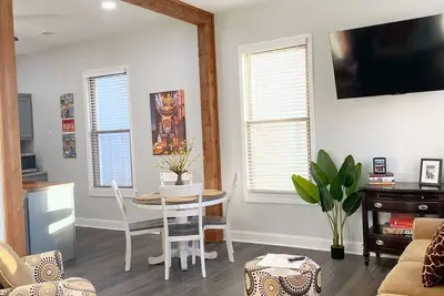 Image de Charming, brand new 3-bedroom, 2 full bath house with Ac and WiFi in Memphis!