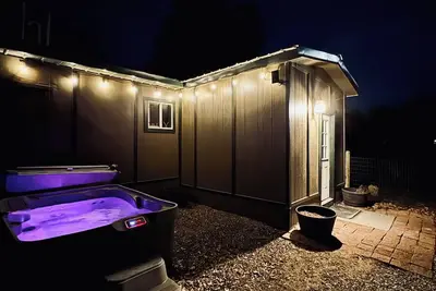 Image de Charming 3-bedroom house with hot tub in serene Manhattan