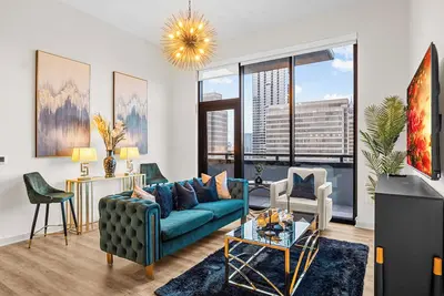 Image de Emerald Grand: 27th Floor Penthouse in Atl | 14ft Ceilings, Fifa & Skyline Views