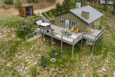 Image de Chateau Summit: Cuddle Cabin, HotTub, Sauna, Pizza Oven, Fitness & Views