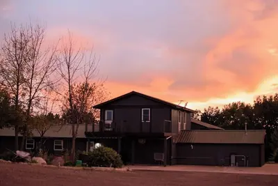 Image de Large Cabin Retreat | Games, Nature & Fire-pit