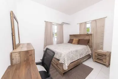 Image de Charming, cozy 2-bedroom apartment with Ac, and WiFi, five minutes from airport