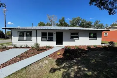 Modern 4-bedroom house w/ fire pit just 8 minutes from the University of Florida