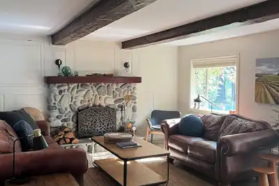 Image de A charming country home, nestled among fir trees. Close to the ocean.