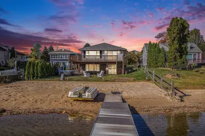 Image de New Beach front 5bd in Sister Lakes w/ Hot tub