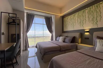 Image de Home Sweet Home in a resort setting environment. Urban Oasis Retreat!