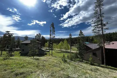 Image de Welcoming 3-bedroom, +sleeping Den 5 Bed house with WiFi in Winter Park Ranch