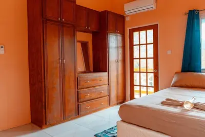 Image de Spacious 2-bedroom apartment within 5 mins of restaurants, cinema, banks, beach!
