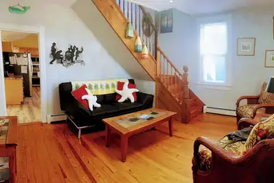 Image de Charming 4-bedroom, 2-bath cottage, dog friendly, Ac, WiFi, 1 block to beach