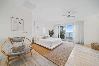 Image de Stunning Ocean Front 2-bedroom condo + office minutes away from Seven Mile Beach