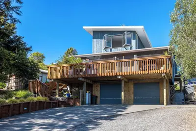 Image de 2 minute drive to the beach, 3 minute walk to the pool, spa at the property