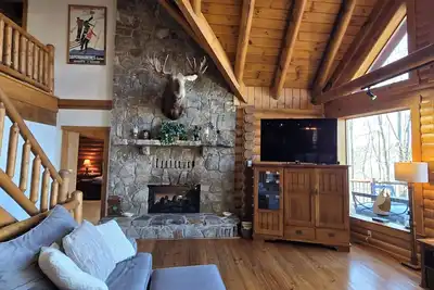 Image de Cooper's Run | Spacious 5br Log Home w/ Hot Tub, Fireplace & Pool Table