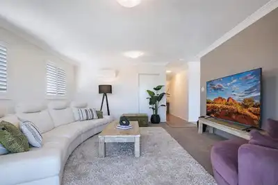 Image de Bright Top-Floor Retreat with City Views