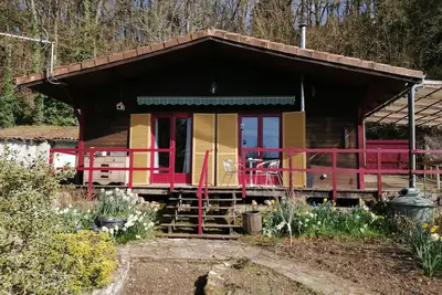Image de charmant chalet au bord d'une petite rivière pour amoureux de la nature