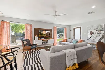 Image de SoCo Groovy - Large Groups {New to Vrbo}