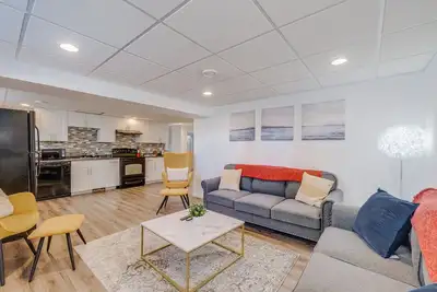 Image de Wj - 2br Basement suite w/ Fully Fenced Yard