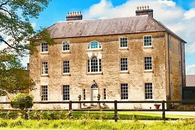 Stunning 300 year old Georgian Mansion. Hot Tub, Bar, Games Rooms, Bbq Terraces.