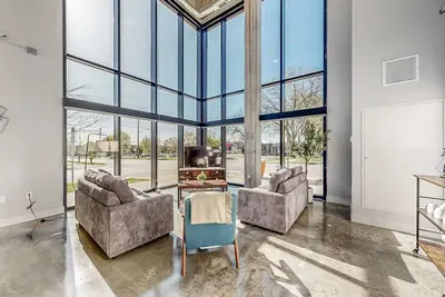 Image de Stunning Urban Loft with 30ft Windows – Near Mayo Clinic, Free Parking!