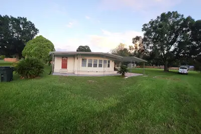 Image de Country Home in the City with and Acre of Land