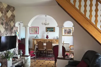 Image de Elegance Classique et Charme Intemporel : Maison de Caractère avec Jardin