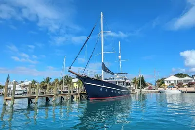 Image de Custom Yacht -Includes, Breakfast, Chef, Wifi, A/C, docked in private marina.