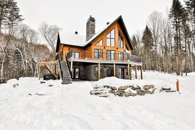 Image de Magnifique chalet en bois ski-in/out au Mont-Blanc avec Spa et Table de Billard!
