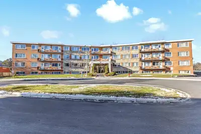 Image de Spacious apartments located close to any stores and restaurants.