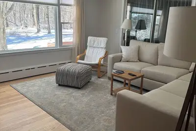 Image de Charming 3-bedroom lakeside reservoir house in serene Hamden near Yale.