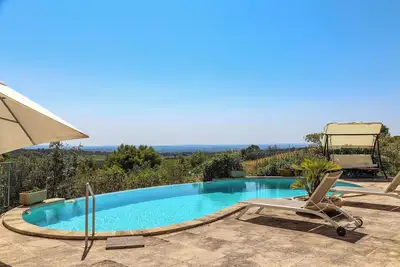 Image de ✨Villa d’architecte avec piscine à débordement et cadre naturel d’exception✨